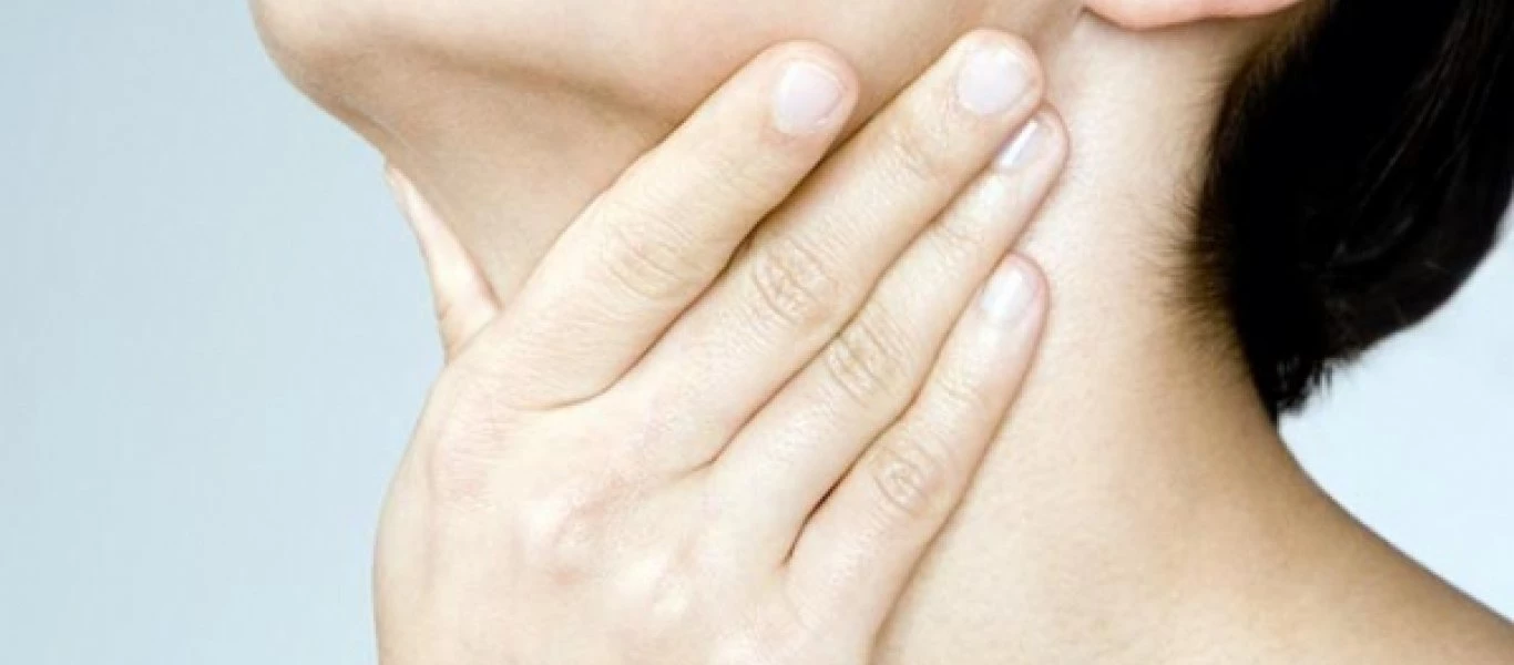 Καρκίνος θυρεοειδούς: Πώς να κάνετε την αυτοεξέταση που μπορεί να σώσει τη ζωή σας (βίντεο)